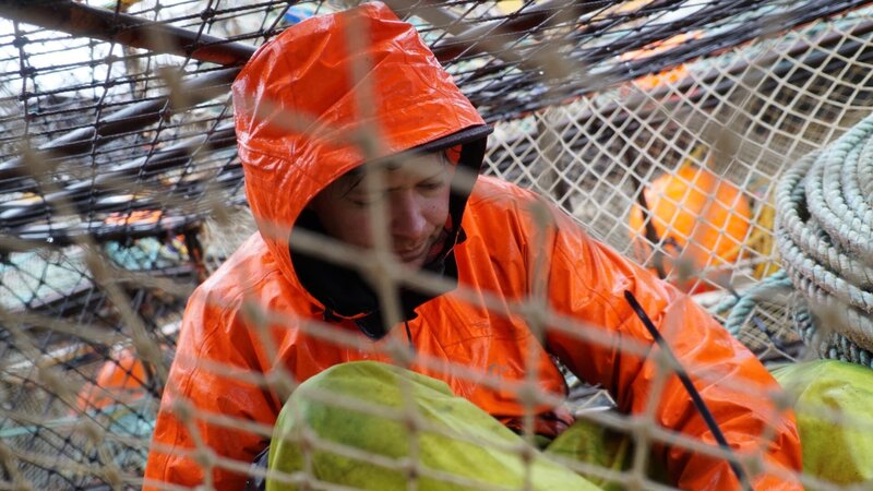 Greenhorn, Landon Cheney, crawls inside a pot to make sure it is in perfect shape before being dropped to the sea floor from F/​V Summer Bay – Bild: DCI /​ For Show Promotion Only/​Discovery Communications/​For merchandising, publishing & ancillary products, check talent contract, appearance & property releases./​Discovery Communications