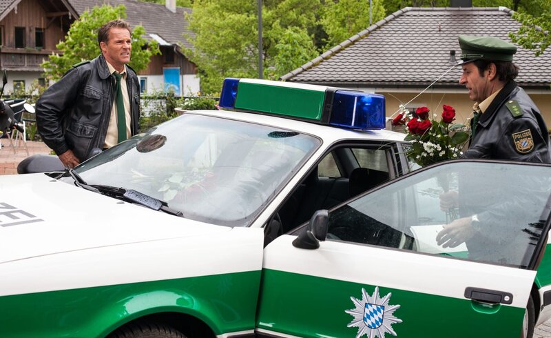 L-R: Franz Hubert (Christian Tramitz), Johannes Staller (Helmfried von Lüttichau) – Bild: TMG /​ Chris Hirschhäuser