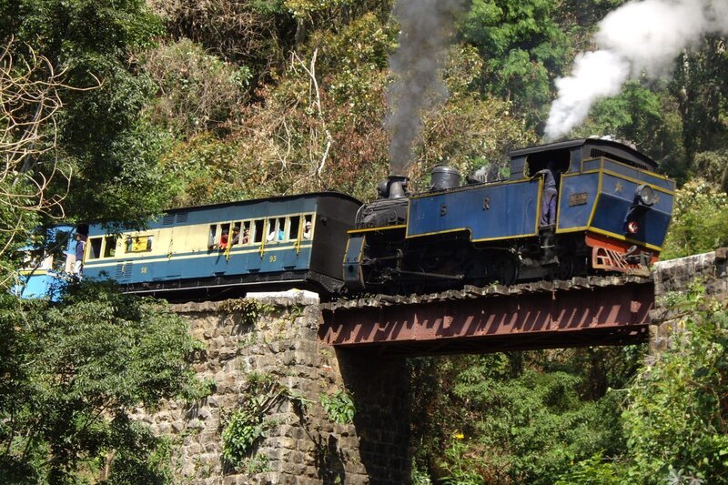 Toy train nennen die Inder die Nilgiri Mountain Railway. – Bild: SWR/​Alexander Schweitzer