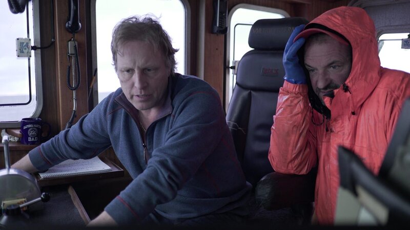 Nick Mavar, deckhand on the Northwestern, with his old friend and Captain, Sig Hansen, review the monitors together in the wheelhouse. – Bild: Discovery Channel /​ Discovery Communications