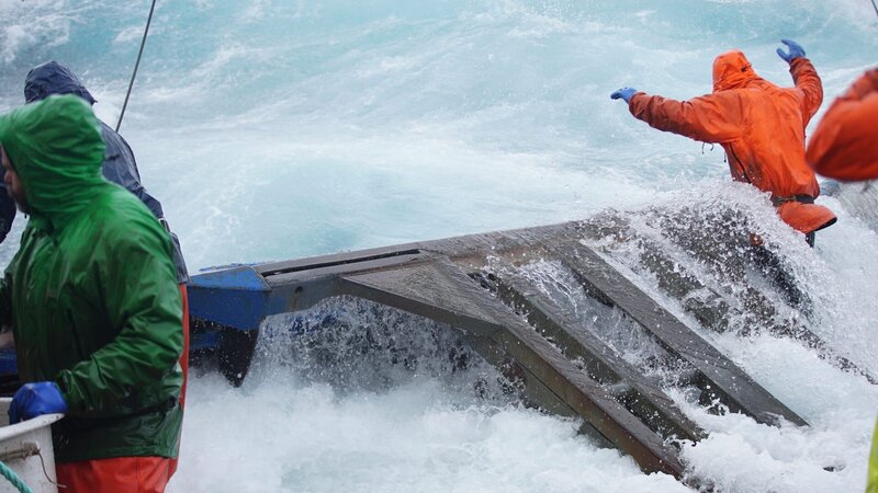 A big wave bursts over the side of the Northwestern while the crew is at work. – Bild: Discovery Channel /​ Discovery Communications