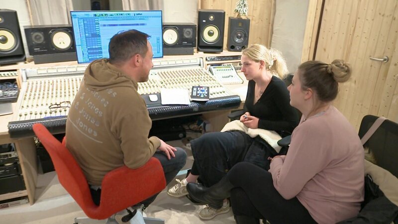 Sarafina (re.) begleitet Loredana ins Tonstudio – Bild: RTLZWEI