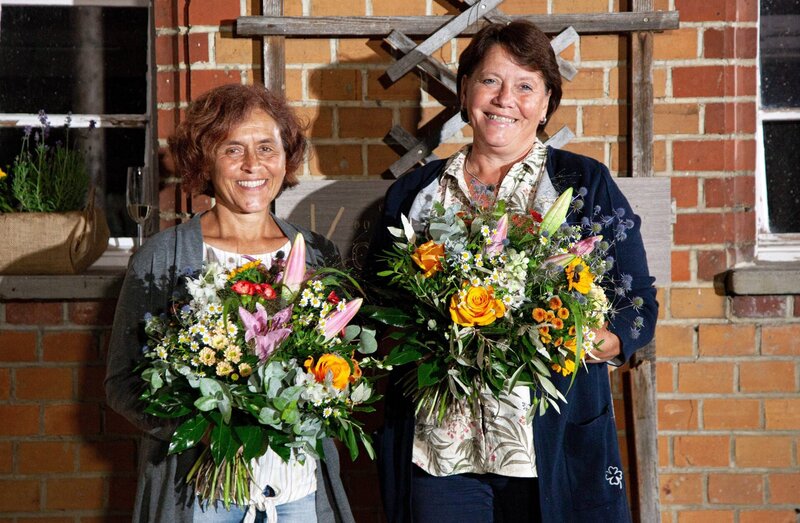 Sechs Landfrauen, ein Oldtimerbus und ein Kochwettbewerb mit jeweils einem Drei-Gänge-Menü. Die beiden Siegerinnen: Elke Haas (li.), Gewinnerin der Haupt -und Nachspeise und Katja Antony (re.), Gewinnerin der Vorspeise. – Bild: SWR/​megaherz/​Anne Deiß