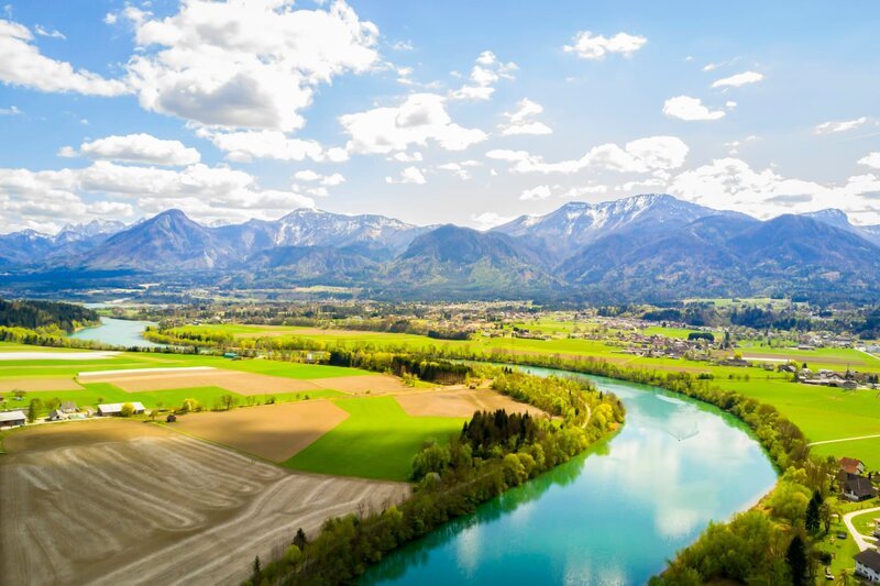 Das Kärntner Rosental ist gleichermaßen geprägt von Drau und Karawanken – Bild: Adobe Stock