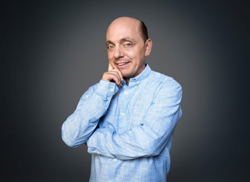 Bernhard Hoëcker gehört zu Deutschlands großen Comedians und prägt als Urgestein das Comedybusiness. Er ist nicht nur genial, sondern manchmal auch „genial daneben“. Bei seinen Auftritten legt er den Finger in die Wunde mit seiner Melange aus Selbstironie, Sarkasmus und schwarzem Humor. – Bild: SWR/​Morris Mac Matzen