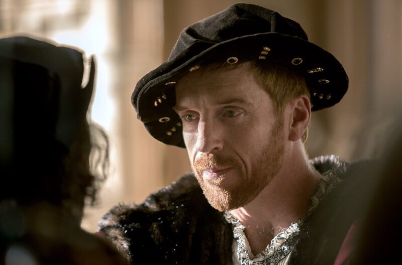Thomas Cromwell (Mark Rylance, li.) tut alles, um König Henry VIII. (Damian Lewis, re.) vor seinen Feinden zu schützen. – Bild: Company Pictures/​Playground E