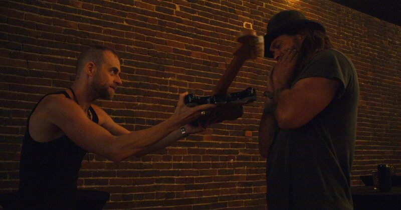 Mike (l.) gifting Jason a guitar – Bild: Warner Bros. Discovery, Inc.