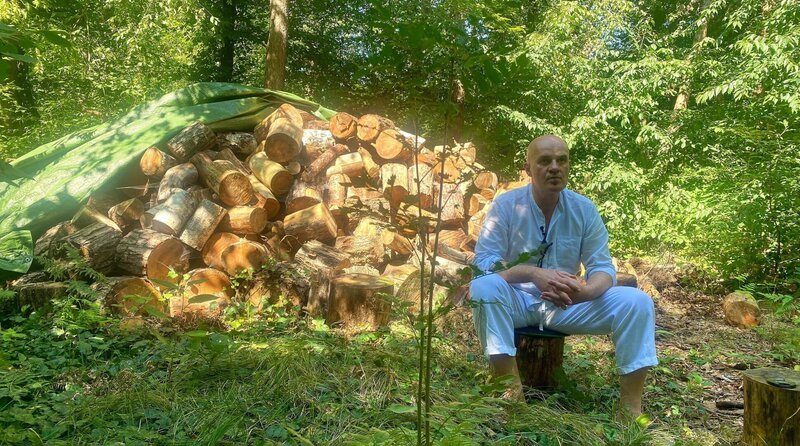 Kalaizis in seinem Garten bei Leipzig – Bild: schmidtFilm Kalaizis in seinem Garten bei Leipzig – Bild: schmidtFilm