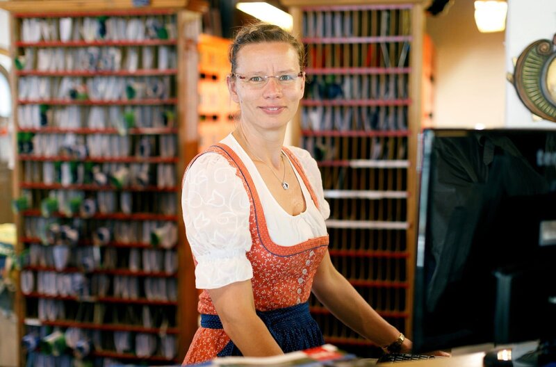 Peggy arbeitet auf dem Campingplatz am Tennsee in der Rezeption. – Bild: MDR/​timeline