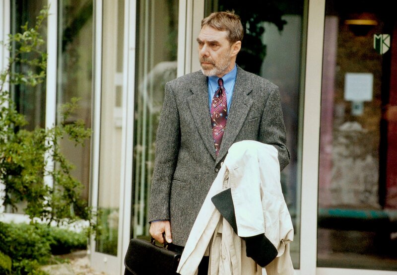 Durch eine Fehldiagnose von Dr. Thomas Straub (Gunter Schoß) mußte einer Patientin bei einer Notoperation die Gebärmutter entfernt werden. Die Patientin verklagt daraufhin die „Sachsenklinik“ auf Schmerzensgeld. Dr. Straub zieht die Konsequenzen, kündigt seine Stelle als Gynäkologe und verläßt die „Sachsenklinik“. – Bild: MDR/​Laue