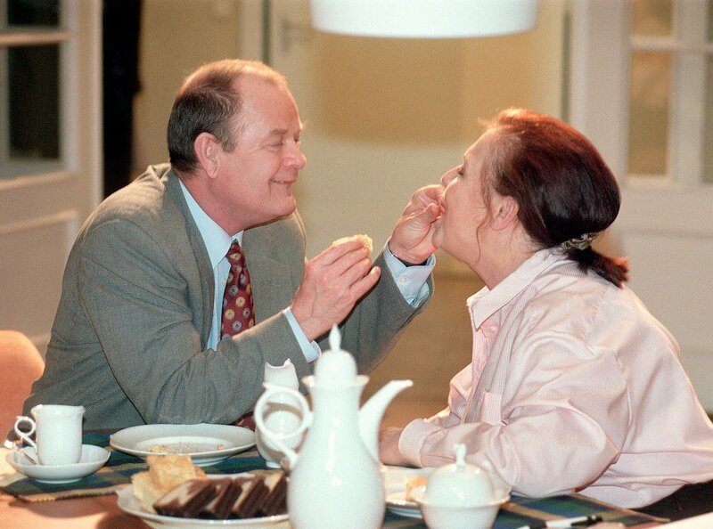 Charlotte Gauss (Ursula Karusseit) und Konrad Gerbert (Dieter Mann) beim Kaffeetrinken. – Bild: MDR/​Laue