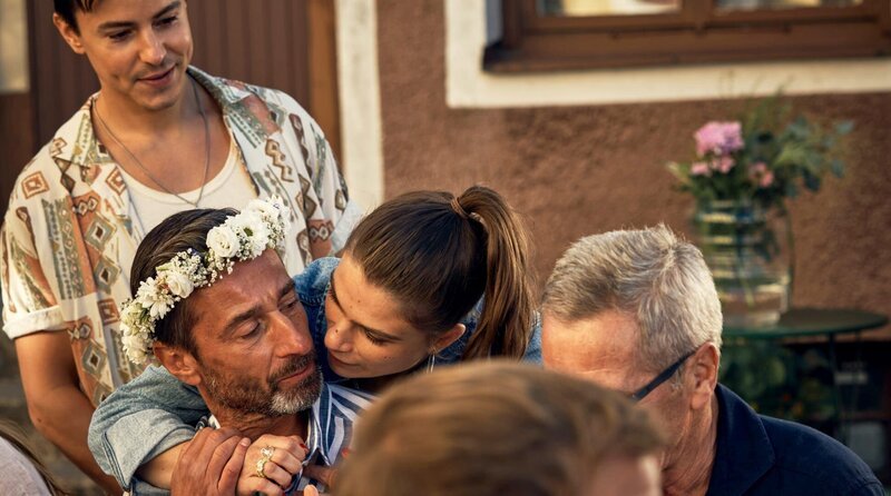 Arvidssons (Peter Perski, unten li.) Tochter Iris (Tehilla Bladunten, Mitte) hat Liebeskummer. – Bild: ARD Degeto/​TV4/​Warner Bros. ITVP/​Cologne Film/​Crille Haag