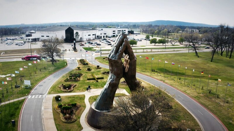 Sternstunde Religion Evangelikale – Mit Gott an die Macht Betende Hände – Bild: SRF/​PBS Distribution