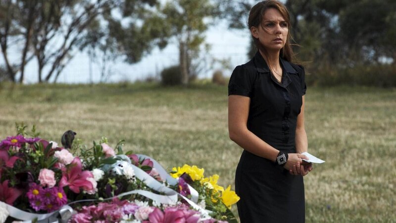 Kate (Michala Banas) kann nicht glauben, dass ihre beste Freundin tot sein soll und sich der Killer immer noch auf freiem Fuß befindet. Sie entschließt sich zu handeln und den Killer auf eigene Faust zu finden. – Bild: TVNOW /​ Southern Star/​KG