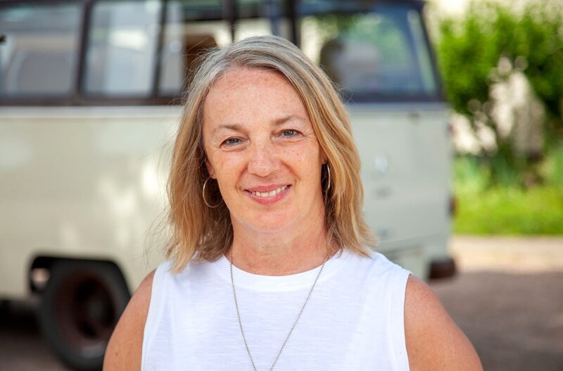 Sechs Landfrauen, ein Oldtimerbus und ein Kochwettbewerb mit jeweils einem Drei-Gänge-Menü. Marion Groß – Bild: SWR/​megaherz/​Anne Deiß