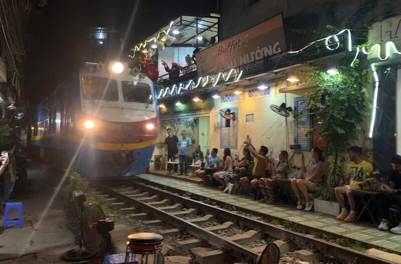 In Hanoi fahren die Züge dicht an den Häusern vorbei – für viele Touristen eine Attraktion – Bild: SWR/​Alexander Schweitzer