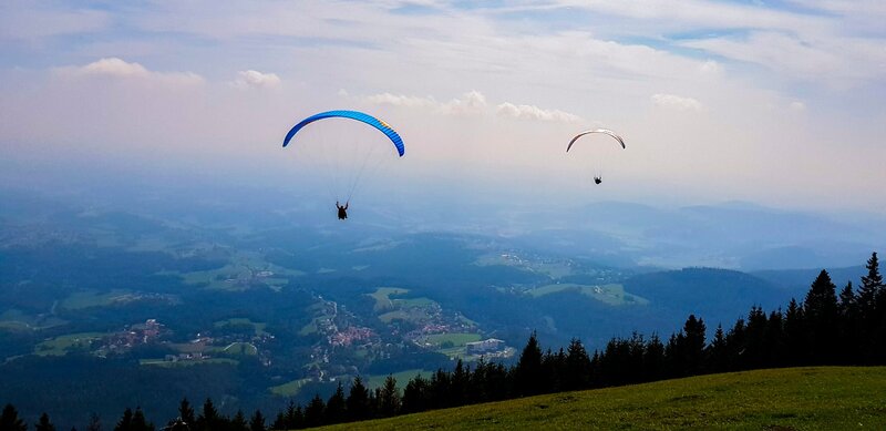 Paragleiter im Grazer Bergland – Bild: PreTV