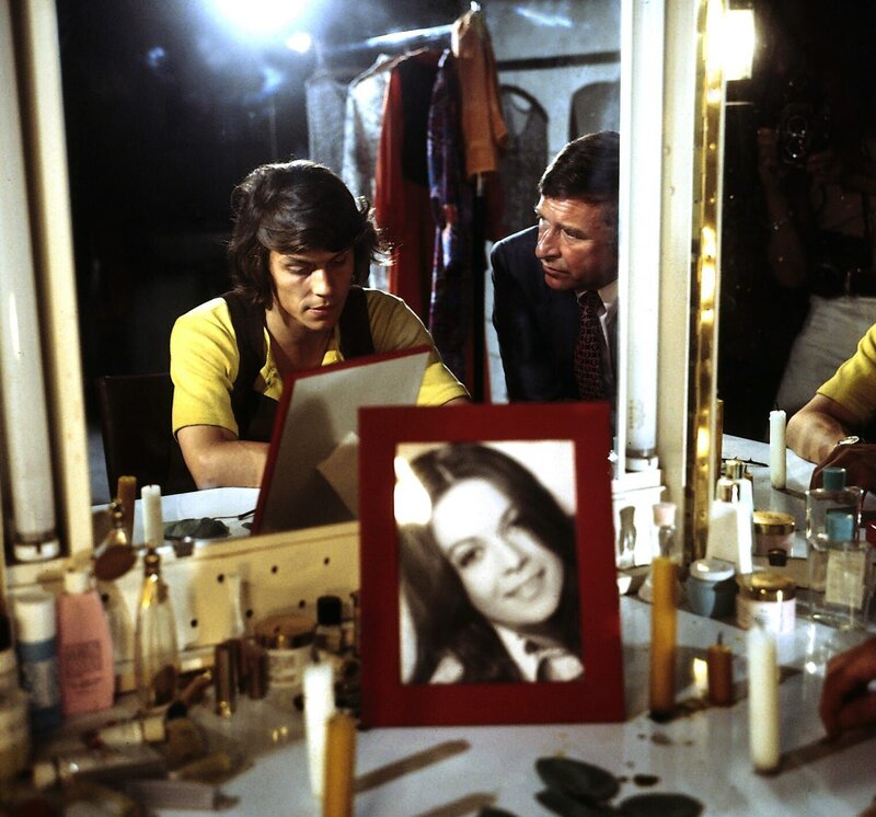 10. Clown (Thomas Piper, l.) ist einer der Mitglieder einer Beatband, die pauschal verdächtigt ist, eine Menge über einen Mord zu wissen. Grabert (Günther Schramm, r.) versucht vergeblich, von ihm eine brauchbare Aussage zu bekommen. – Bild: ZDF und Neue Münchner Filmproduktion /​ Neue M¸nchner Filmproduktion