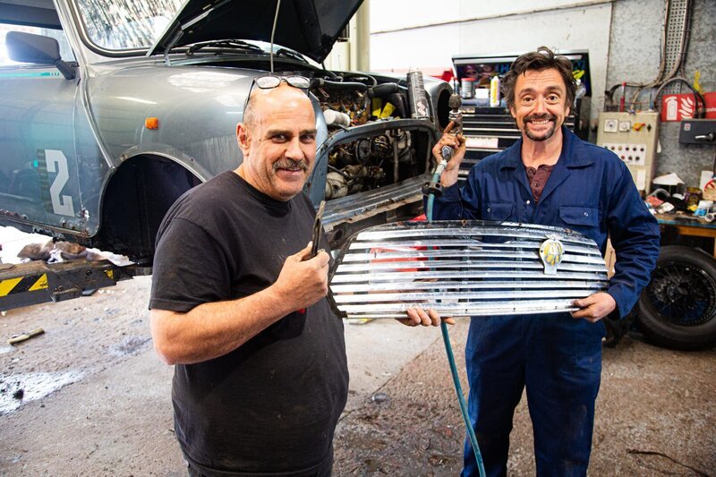 Richard Hammond & Neil Greenhouse posing with the grill they are about to fit to the Mini they are restoring – Bild: Discovery+ /​ Chimp Productions /​ © 2021, Discovery, Inc. All Rights Reserved.