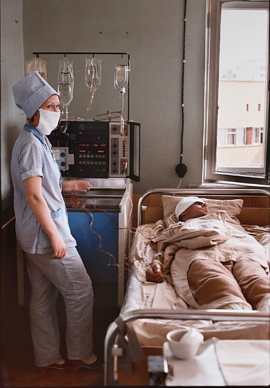 Krankenschwester pflegt einen Patienten im Krankenhaus – Bild: RTL /​ © Endemol Shine UK Ltd 2022