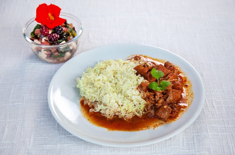 Sechs Landfrauen, ein Oldtimerbus und ein Kochwettbewerb mit jeweils einem Drei-Gänge-Menü. Weitere Informationen unter http:/​/​www.swr.de/​lecker-aufs-land. Die Hauptspeise: Ziegencurry mit Reis und Mangoldsalat mit Fetakäse. – Bild: SWR/​megaherz/​Anne Deiß