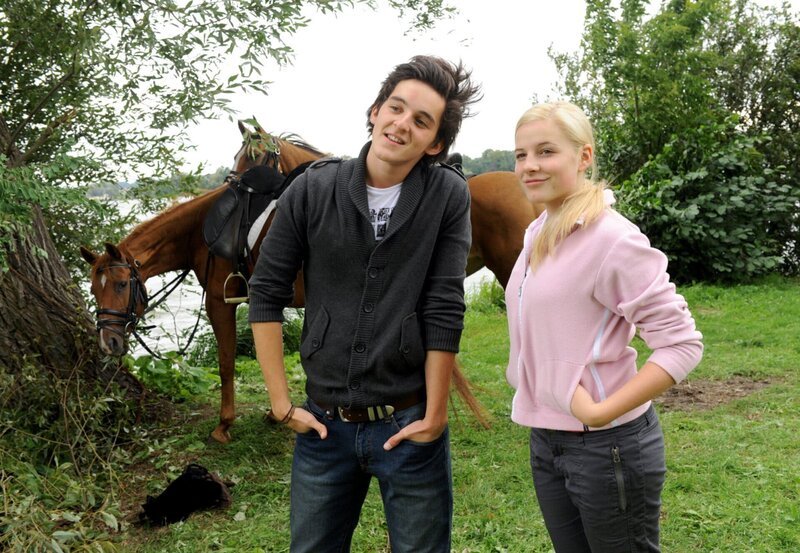 MDR Fernsehen DIE STEIN II. STAFFEL FOLGE 18, „Neue Wege“, am Sonntag (26.10.14) um 13:10 Uhr. Nadja (Kiara Brunken, r.), und Jörg (Dorian Brunz, l.) Haben den Reitunterricht geschwänzt und sind zum See geritten. Die beiden haben ihren Spaß und achten nicht darauf, was die Pferde am Ufer des Sees fressen. – Bild: MDR/​Claudius Pflug