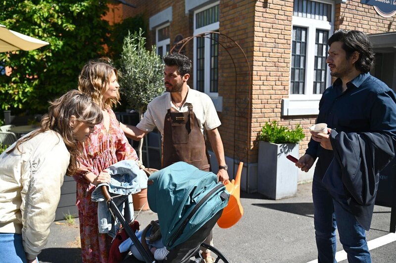 Maximilian (Francisco Medina, r.) zieht sich Nathalies (Amrei Haardt, 2.v.l.) Ärger zu, als Sophia (Katharina Kron) offensiv zu vermitteln versucht. In der Mitte Matteo (Riccardo Angelini) – Bild: RTL /​ Julia Feldhagen /​ In flagranti