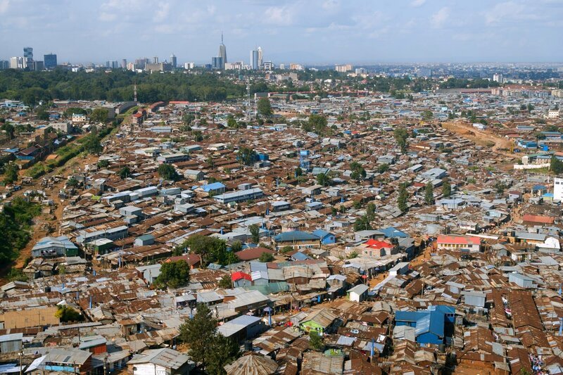 Nairobi ist das technologische Zentrum des Landes. Man redet bereits von einer „Silicon Savannah“. Im Gegensatz dazu steht der Slum Kibera, mit seinen 200.000 Einwohnern. – Bild: 3sat