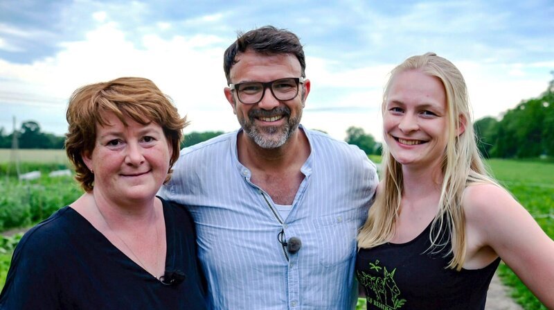 Tarik bei den Schlesig-Holsteiner Landfrauen: Claudia Jürgensen (l.), rechts Kathrin Rehders (r.). – Bild: NDR/​Svenja Halberstadt /​ ZDF und NDR/​Svenja Halberstadt