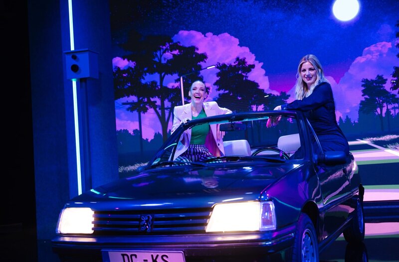 Zu Gast bei Moderatorin Carolin Kebekus (l): Laura Larsson (deutsche Radiomoderatorin, Podcasterin und Autorin) – Bild: WDR/​Ben Knabe