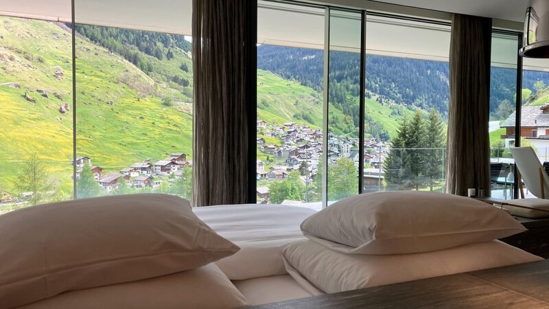 Vals Aussicht aus dem Hotel. – Bild: ORF/​WDW Film/​Heribert Senegacnik
