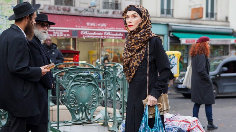 Patience Portefeux (Isabelle Huppert) wählt eine besondere Verkleidung. – Bild: ZDF/​ARD Degeto/​Neue Visionen Filmver