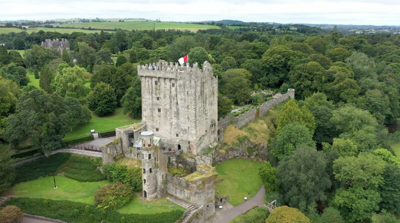 Das imposante Blarney Castle ist eine der meist besuchten Touristenattraktionen Irlands, vor allem wegen der Mythen und Legenden, die sich um das Schloss ranken. – Bild: NDR/​nonfictionplanet/​Jörg Hammer /​ ZDF und NDR/​nonfictionplanet/​Jörg Hammermeister