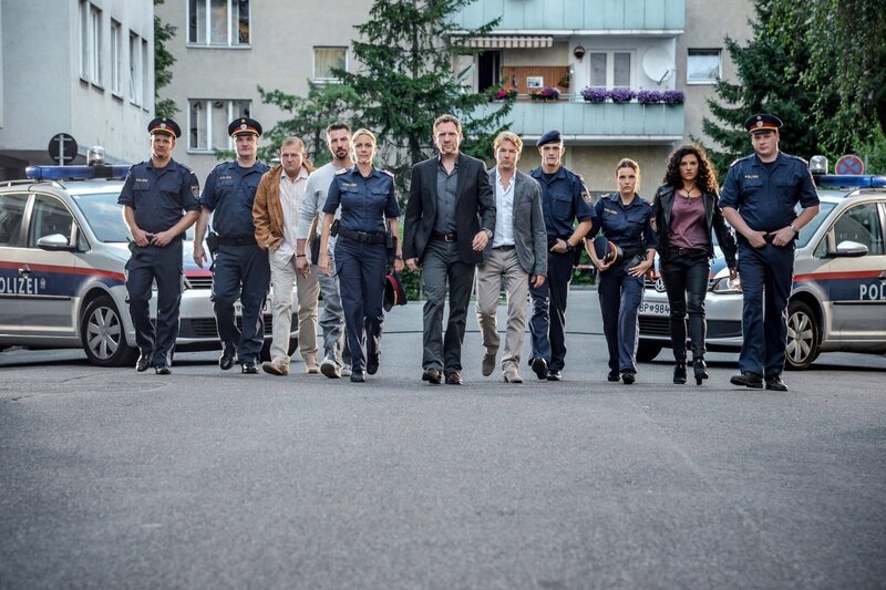 v.li.: David Miesmer (Florian Fehenberger), Martin Leutgeb (Mathias Gerber), Martin Zauner (Wilmer Eberts), Murathan Muslu (Valentin „Itchy“ Janusovic), Kristina Bangert (Helga Rauper), Johannes Zeiler (Oberst Andreas Bergfeld), Serge Falck (Lukas Moosburger), Michael Steinocher (Sylvester Thaler), Barbara Kaudelka (Patrizia), Claudia Kottal (Leila Mikulov), Holger Schober (Roman Mohácsi). – Bild: ORF/​Hubert Mican