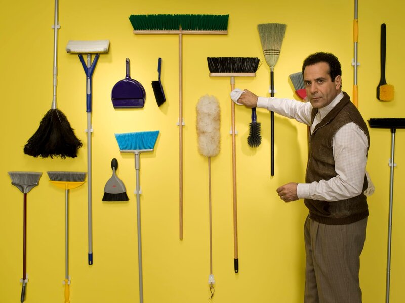 Ordnung ist für Adrian Monk (Tony Shalhoub) das ganze Leben … – Bild: Turner /​ @ NBC Universal