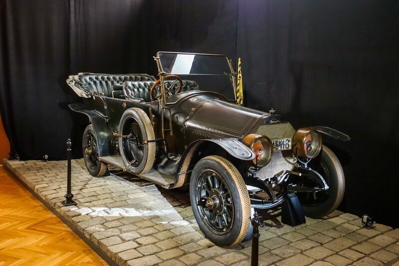 Das Automobil, in dem Thronfolger Franz Ferdinand und Herzogin Sophie von Hohenberg am 28. Juni 1914 in Sarajevo einem Attentat zum Opfer fielen. – Bild: 3sat