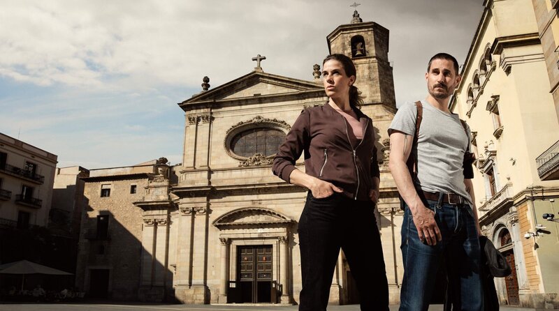 Kommissarin Fina Valent (Anne Schäfer, li.) und ihr Partner Xavi Bonet (Clemens Schick, re.) ermitteln gemeinsam in Barcelona. – Bild: ARD Degeto/​Lucia Faraig