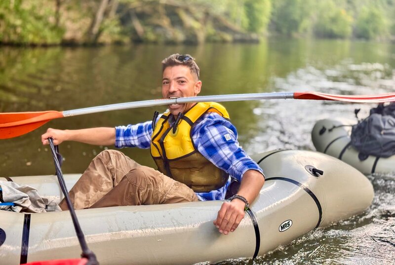 Ramon Babazadeh unterwegs in den Ardennen. Spektakuläre Outdoor-Erlebnisse, eine spannende kulturelle Vielfalt und ganz besondere Begegnungen in einer Region, die viele als Reiseziel noch gar nicht auf dem Schirm haben. Wunderschön Die Ardennen – wild und ergreifend. – Bild: WDR/​Bavaria Entertainment GmbH