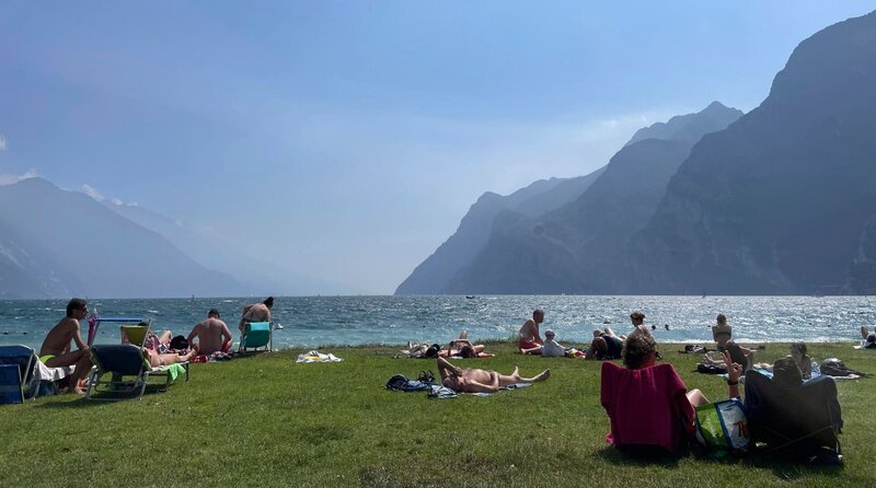 Im Sommer ist es im Norden an der Riva del Garda nicht so überfüllt wie an der Ost- und Südküste des Gardasees. – Bild: WDR, honorarfrei – Verwendung gemäß der AGB im engen inhaltlichen, redaktionellen Zusammenhang mit genannter WDR-Sendung bei Nennung „Bild: WDR“ (S2+). WDR Kommunikation/​Redaktion Bild, Köln, Tel: 0221/​220 -7132 oder -7133, Fax: -777132, bildkommunikat