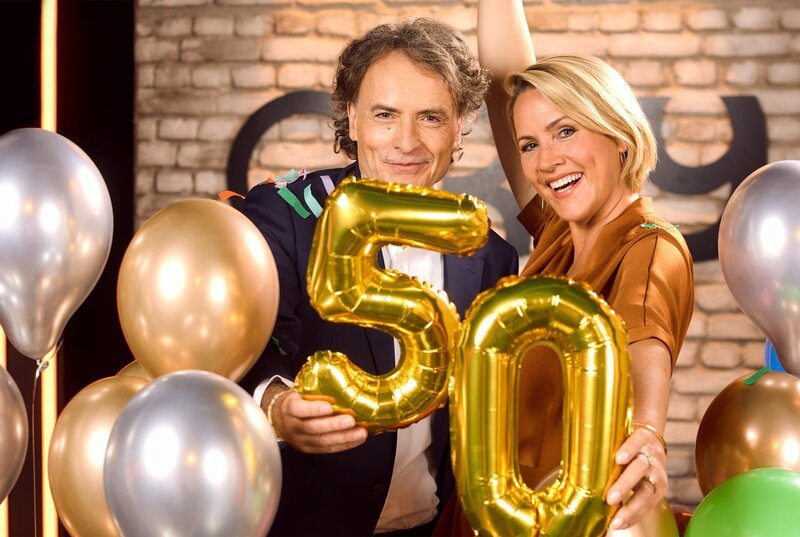 Seit 50 Jahren gibt es die Radio Bremen-Talkshow 3nach9 im Deutschen Fernsehen. Damit ist sie die am längsten laufende Talk-Sendung Deutschlands und deshalb gilt sie auch als die Mutter aller Talkshows. Die Moderatorinnen Judith Rakers und Giovanni di Lorenzo feiern ein halbes Jahrhundert deutsche Fernsehgeschichte! – Bild: Radio Bremen/​Hendrik Lüders