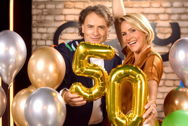 Seit 50 Jahren gibt es die Radio Bremen-Talkshow 3nach9 im Deutschen Fernsehen. Damit ist sie die am längsten laufende Talk-Sendung Deutschlands und deshalb gilt sie auch als die Mutter aller Talkshows. Die Moderatorinnen Judith Rakers und Giovanni di Lorenzo feiern ein halbes Jahrhundert deutsche Fernsehgeschichte! – Bild: Radio Bremen/​Hendrik Lüders