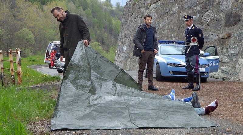 On left: Rocco Schiavone (Marco Giallini). – Bild: ARD Degeto /​ ZDF und ARD Degeto