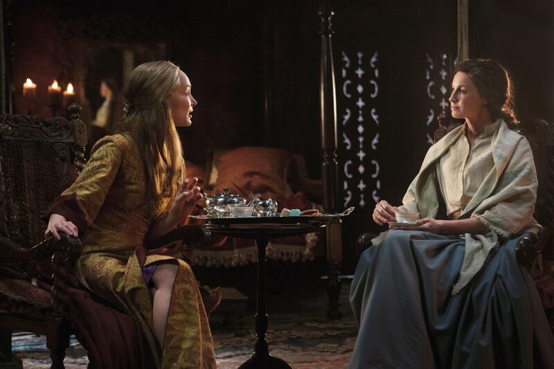 Geillis Duncan (Lotte Verbeek, l.) und Claire Randall (Caitriona Balfe) – Bild: RTL /​ © 2017 Sony Pictures Television Inc.
