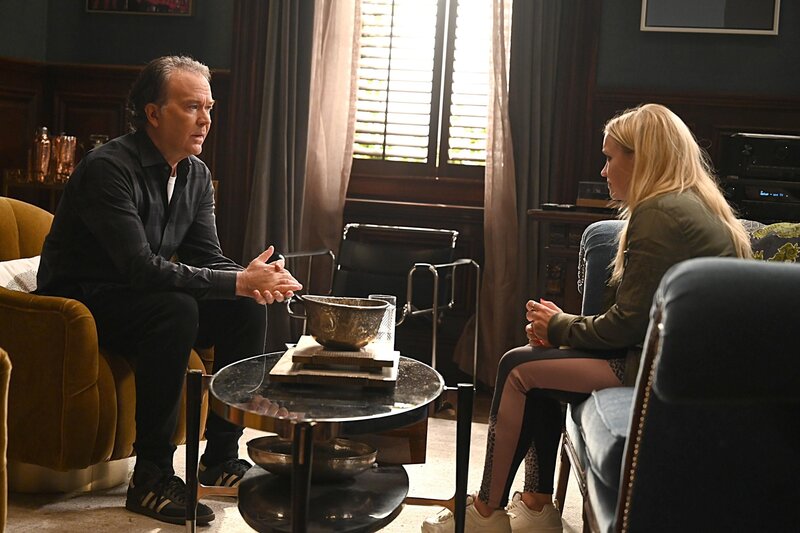 Leon Bechley (Timothy Hutton) und Roxy Doyle (Emily Osment) – Bild: RTL /​ 2019 Universal Television LLC and Fox Media, LLC.