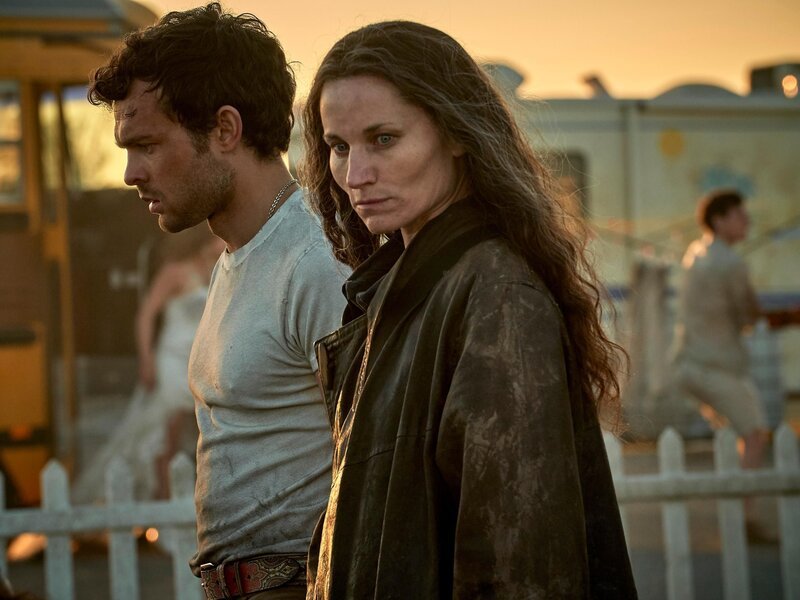 John the Savage (Alden Ehrenreich) und Sheila (Kate Fleetwood) – Bild: RTL /​ Universal Content Productions LLC.