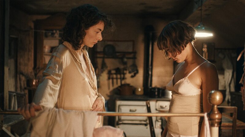 Elsie Schön (Amy Benkenstein, l.) und Vicky Maler (Naemi Florez) – Bild: RTL Deutschland