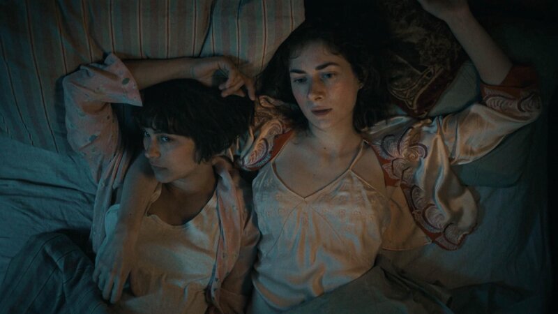 Vicky Maler (Naemi Florez, l.) und Elsie Schön (Amy Benkenstein) – Bild: RTL