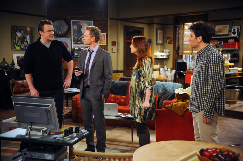 Robin beendet ihre Beziehung zu Kevin, was Ted (Josh Radnor, r.) dazu bringt, ihr seine Gefühle zu gestehen. Währenddessen macht es sich Barney (Neil Patrick Harris, 2.v.l.) zur Aufgabe, etwas Privates über Marshall (Jason Segel, l.) und Lily (Alyson Hannigan, 2.v.r.) herauszufinden … – Bild: 20th Century Fox International Television
