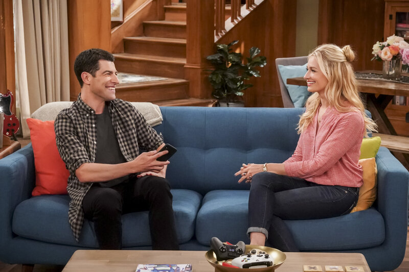 Dave Johnson (Max Greenfield, l.); Gemma Johnson (Beth Behrs, r.) – Bild: CBS Broadcasting, Inc.