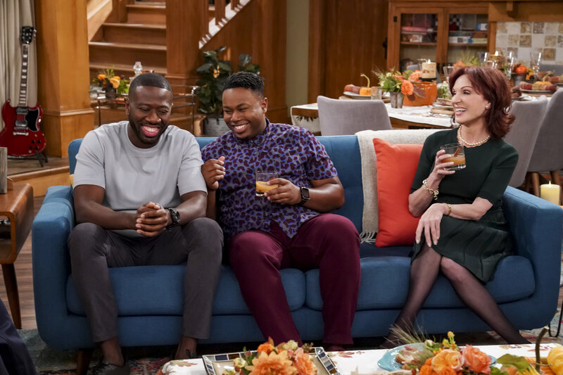 (v.l.n.r.) Malcolm Butler (Sheaun McKinney); Marty Butler (Marcel Spears); Paula (Marilu Henner) – Bild: CBS Broadcasting, Inc. /​ Monty Brinton